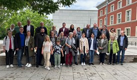 Gruppenbild vor dem Bauhaus in Weimar